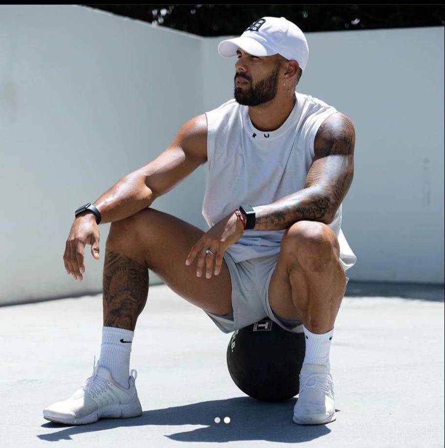 De Carlos Gómez se sabe que ha aparecido en varias oportunidades en magazines de Telemundo como “Hoy Día” y .participó en el programa “Exatlón Estados Unidos”. A través de sus redes sociales se puede constatar que es amante de la actividad física, lo que lo ha llevado a presumir un cuerpo de infarto y además entrena a varias figuras del medio.