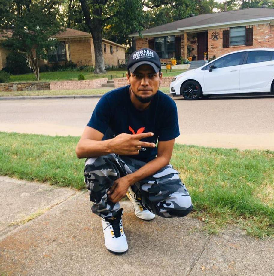 Los oficiales encontraron a un hombre, ahora identificado como Melvin Omar Chávez Paz, en un patio “sosteniendo un objeto” en su mano. 