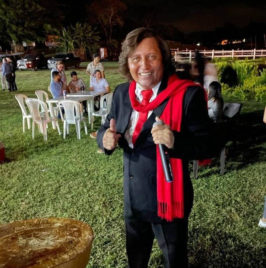 Según información que trascendió en las redes sociales por sus familiares, el artista falleció de un infarto.