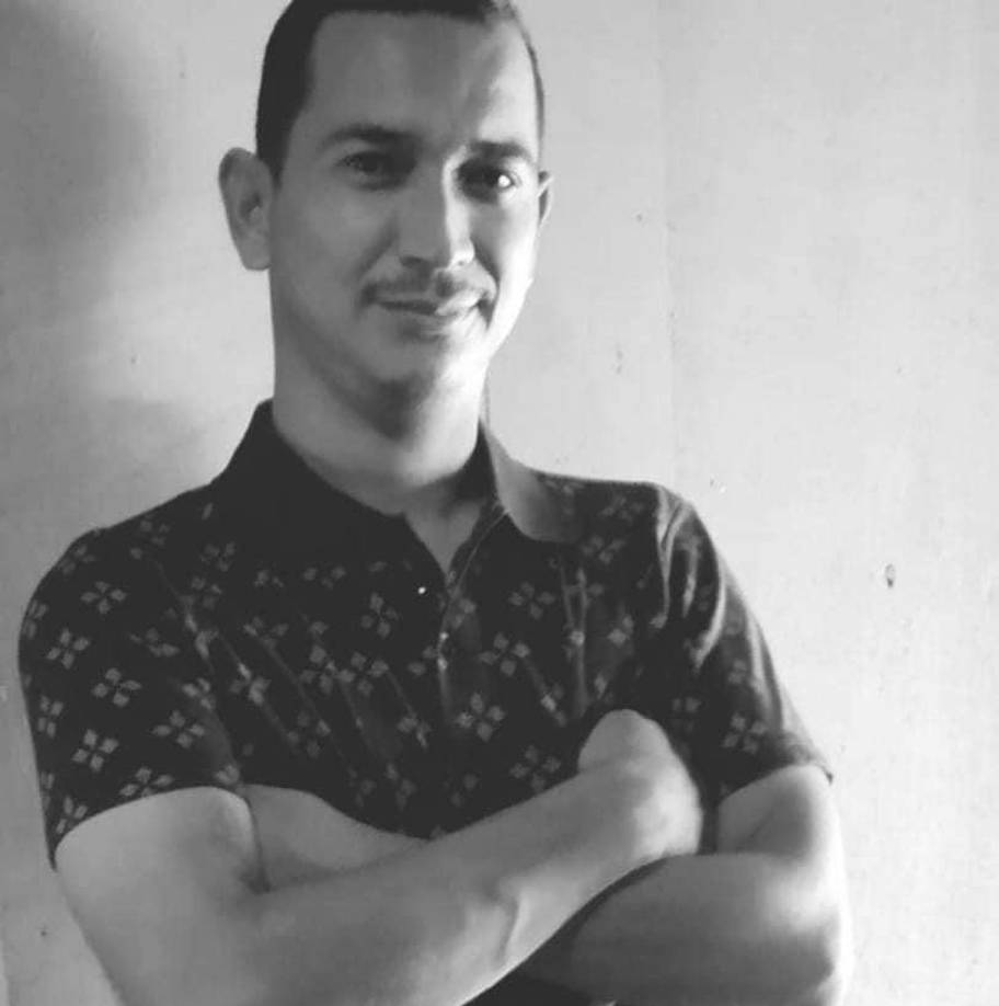 Cristhian Ivan Fuentes Oyuela (33) murió tras ser trasladado a un hospital de la ciudad de San Lorenzo, Valle, indicó el director local del Cuerpo de Bomberos, Manuel de Jesús Álvarez.