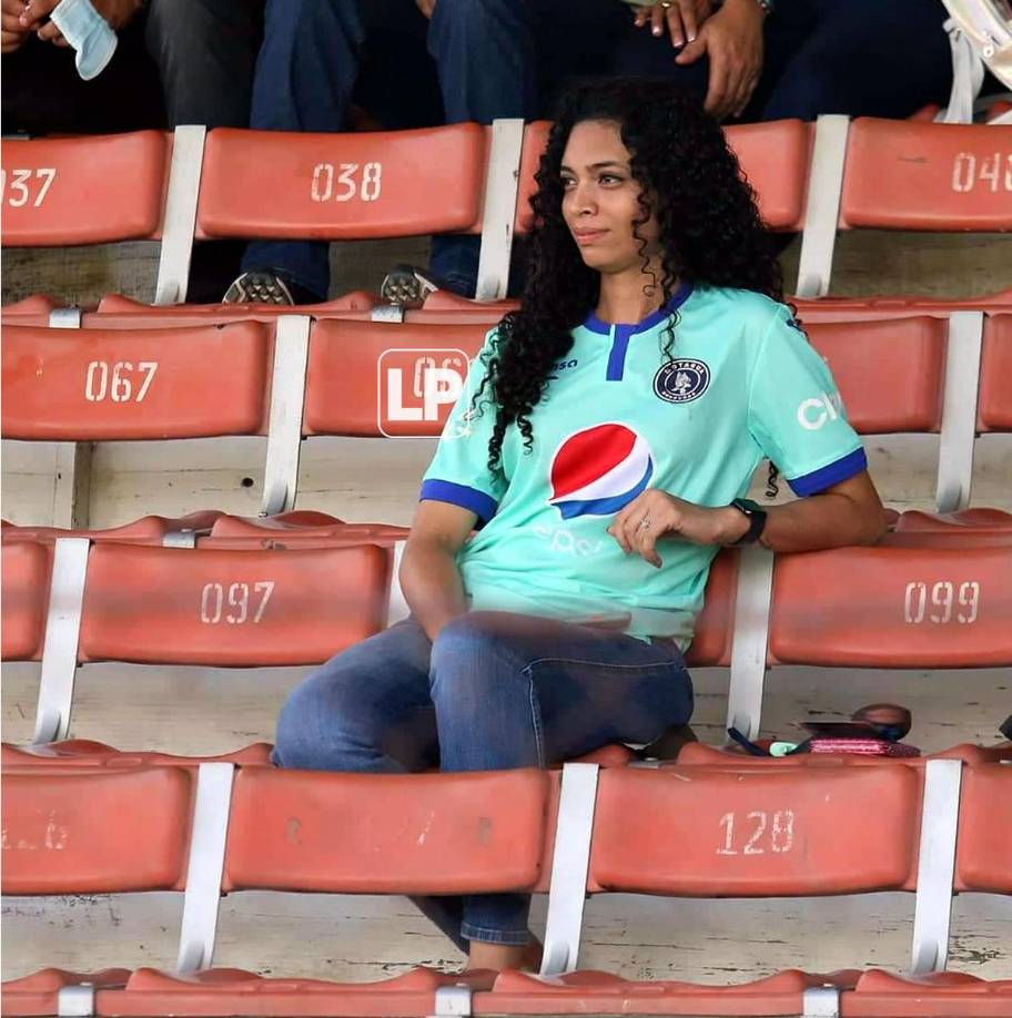 ¿Por qué tan sola? Esta guapa colocha observando el partido de su amado Motagua ante el Victoria.