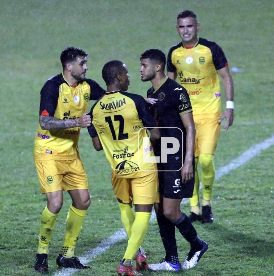 Marcelo Pereira se encaró con Yeison Mejía en un lance del partido.