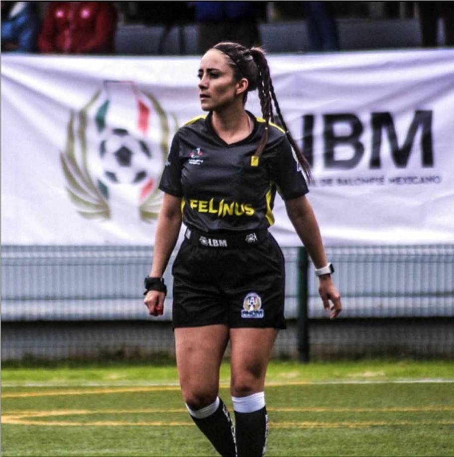 Andrade fue despedida de la Liga MX tras participar en una campaña publicitaria para una casa de apuestas, hecho que está prohibido al ser una árbitra profesional.