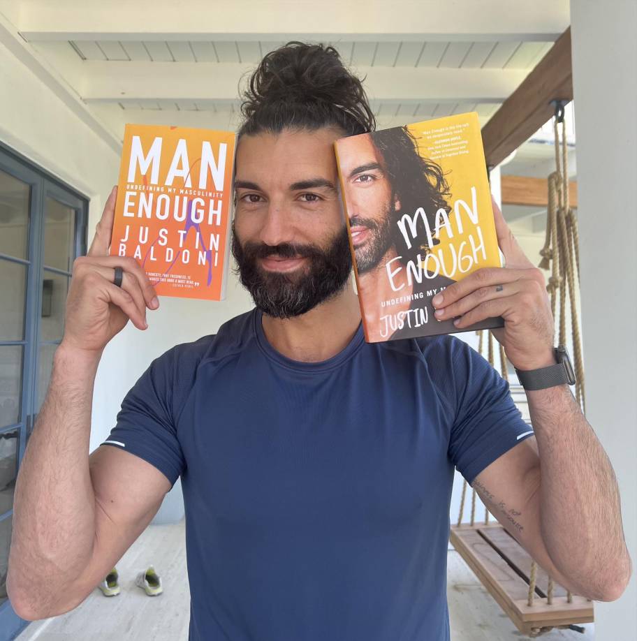 En 2021, Baldoni publicó el libro “Man Enough”, en el que explora lo que significa ser un hombre en la sociedad moderna. Este libro, junto con su podcast y su libro para niños, refleja su compromiso con la promoción de una masculinidad saludable y positiva.