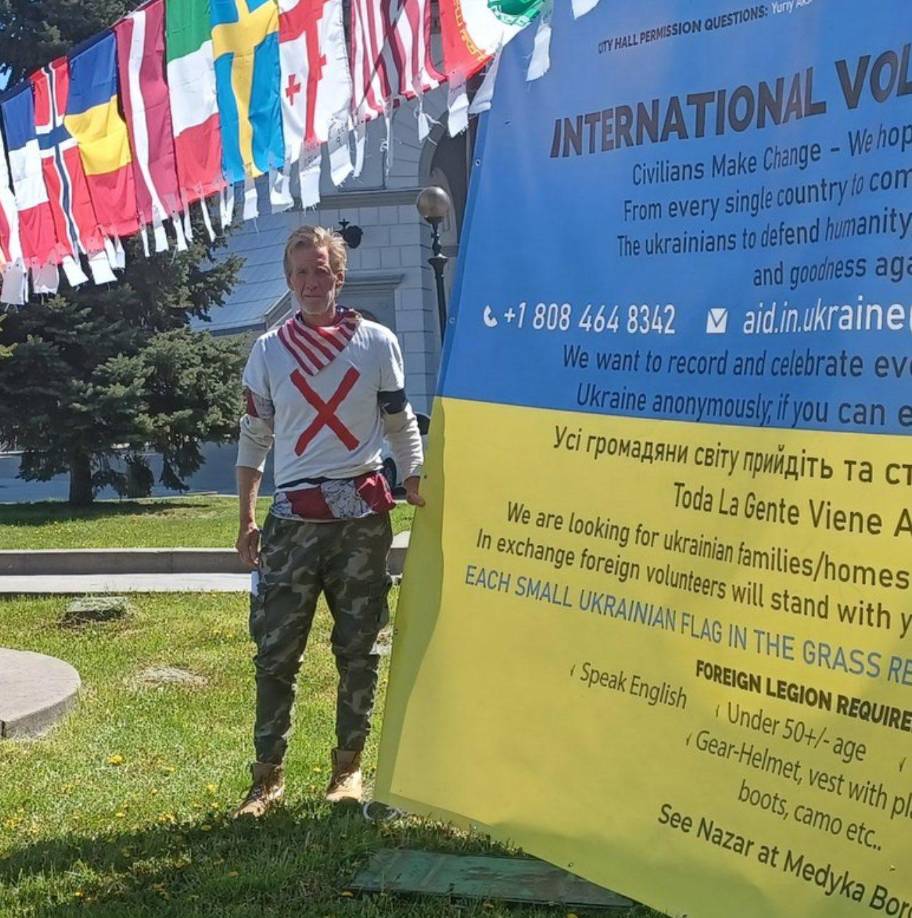 Los registros también muestran condenas por portar un arma oculta, posesión de propiedad robada y atropello y fuga. El hijo del detenido dijo hoy a CNN que no es propio de su padre “hacer algo loco y mucho menos violento”.”No sé qué ha pasado en Florida, y espero que las cosas simplemente se hayan exagerado”, dijo al medio.