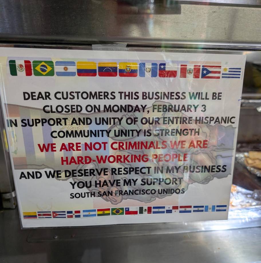 El llamado a la acción que desde la semana pasada empezó a circular en internet invitaba a los inmigrantes a faltar al trabajo, dejar a sus hijos en casa y no ir a la escuela, y abstenerse de hacer compras a lo largo del lunes.