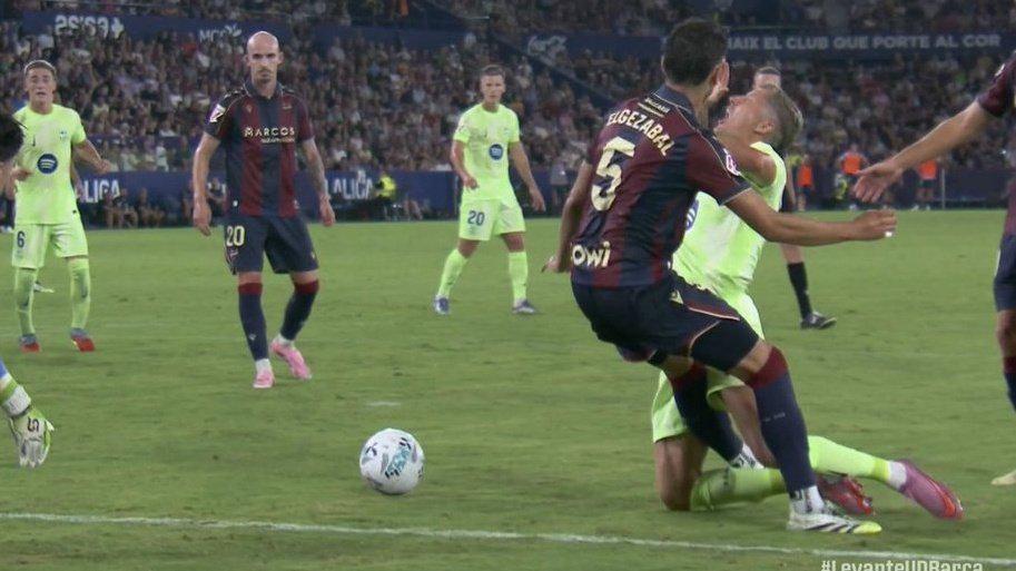 Indignación en Barcelona, polémico penal y revelan lo que pasó con Lewandowski ante Levante