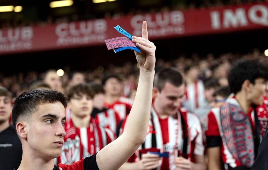 Los aficionados del Athletic Club de Bilbao lanzaron los billetes en el partido contra el Barcelona.