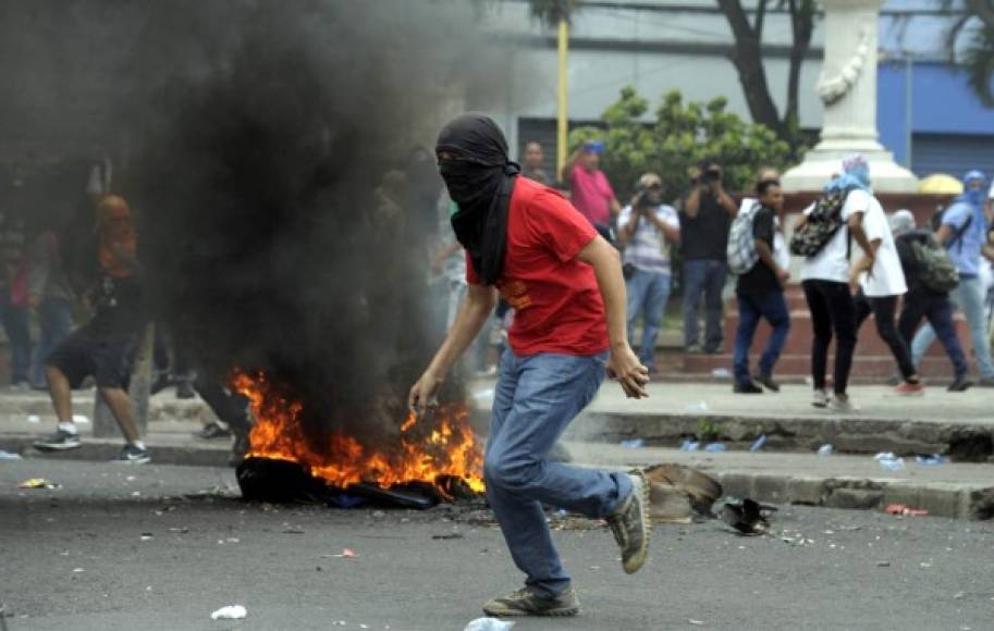 Unas 5.,000 personas se congregaron en el centro de Tegucigalpa, donde quemaron neumáticos para interrumpir el tránsito, cuando llegaron policías antimotines a lanzarles bombas lacrimógenas con fusiles, observó un equipo de AFP.