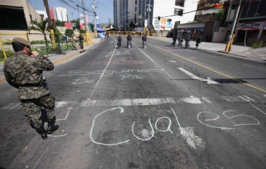 Un militar camina hacia la carpa donde se realiza la huelga de hambre.