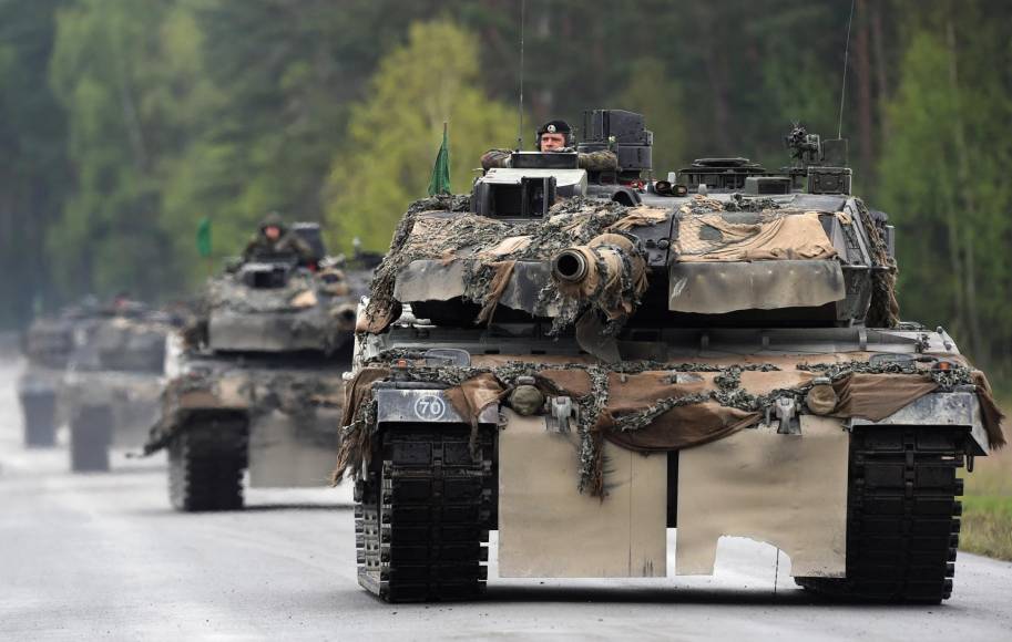 El Leopard 2, el tanque pesado que Alemania decidió el miércoles entregar a Ucrania tras semanas de vacilaciones, es un arma de renombre mundial susceptible de tener un impacto “significativo” en el campo de batalla contra Rusia junto a los tanques de asalto Abrams M1 de Estados Unidos.