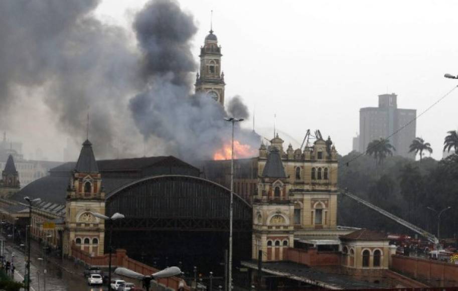 21 de diciembre de 2015: Un incendio destruye el Museo de la Lengua Portuguesa en Sao Paulo, situado en la antigua estación ferroviaria da Luz, un edificio histórico del siglo XIX situado en el corazón de la mayor ciudad de Sudamérica.