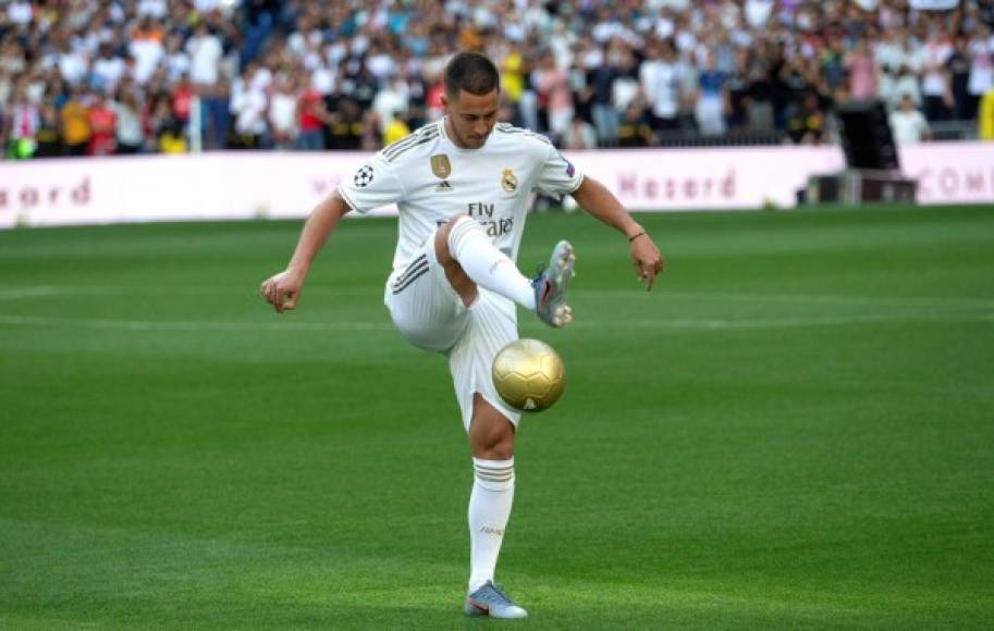 Eden Hazard mostrando su magia en el césped del Santiago Bernabéu.