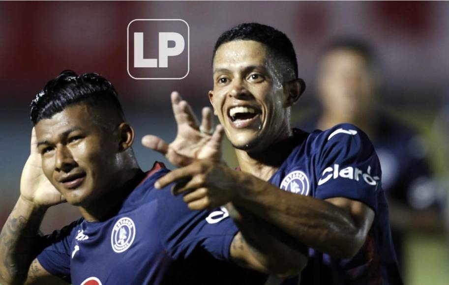 ‘El Chino‘ López festeja su gol con Jesse Moncada.