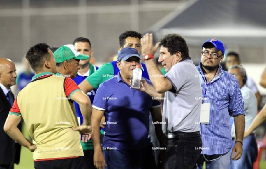 Héctor Vargas y Carlos Orlando Caballero se metieron al campo durante la trifulca.