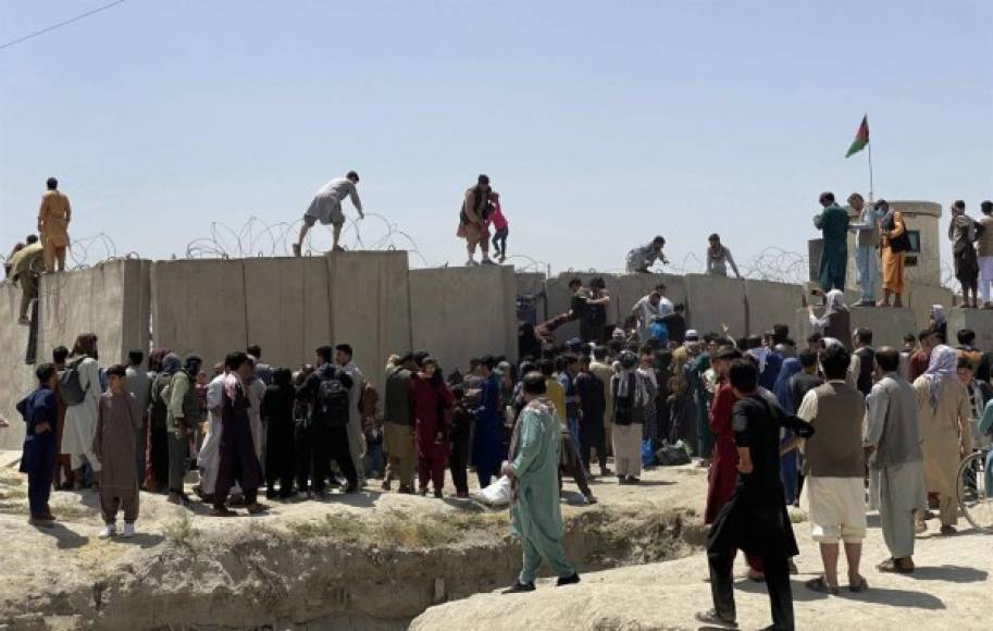 Entre los que se apresuraron a entrar en el aeropuerto de Kabul para tratar de huir de Afganistán se encuentran los afganos que trabajaron para las fuerzas estadounidenses y de la OTAN en los últimos 20 años, incluidos aquellos cuyas solicitudes de visado fueron rechazadas, si bien la mayoría son personas comunes que se dirigieron allí llevados por la idea de que Estados Unidos y Canadá, que están evacuando a su personal del país, iban a hacer lo mismo con los afganos.<br/>