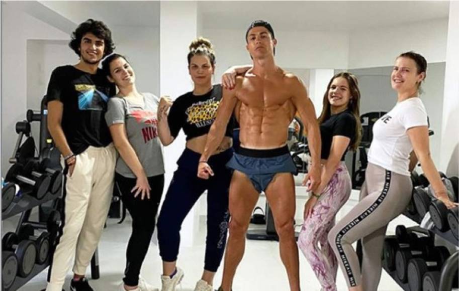 Cristiano Ronaldo ha recibido fuertes críticas por su estadía en Portugal, donde el futbolista portugués de la Juventus está pasando la cuarentena por la pandemia del nuevo coronavirus que afecta a todo el mundo.