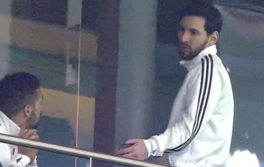 Las cámaras de televisión captaron el momento en el que Messi se levantaba de su asiento y se iba tras el sexto gol de los españoles.