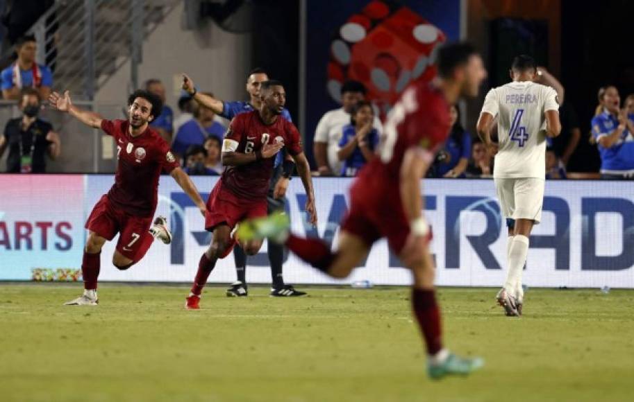 Los jugadores de Qatar celebran el gol de Abdelaziz Hatim que significó el 2-0 ante Honduras.
