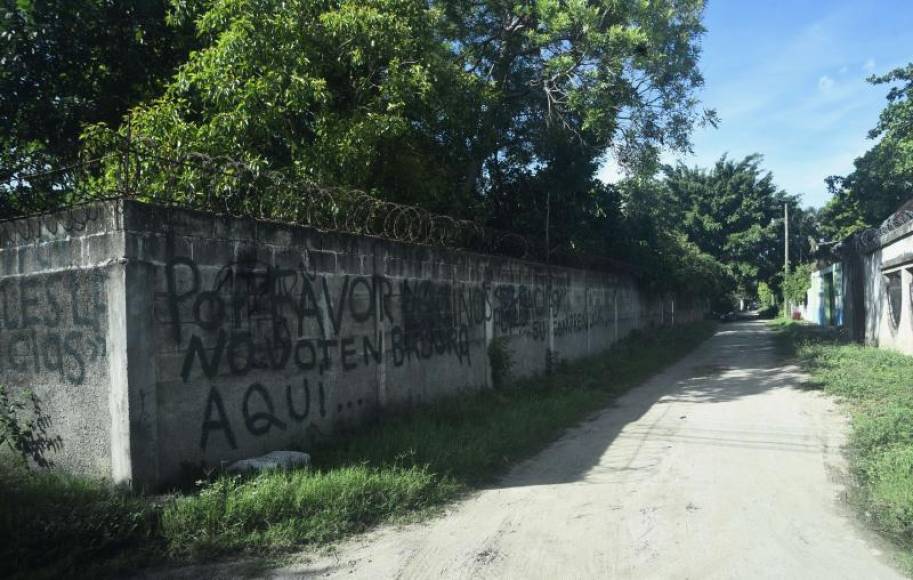 La mayoría de calles y pasajes lucen completamente solitarios. La gente permanece encerrada en sus casas por posibles enfrentamientos entre grupos