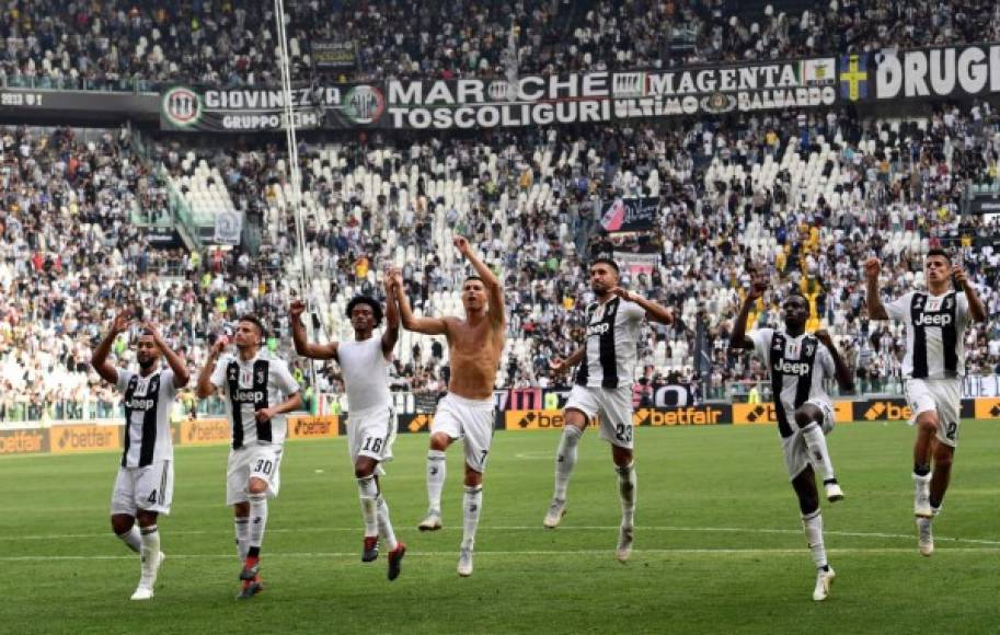 Los jugadores de la Juventus, entre ellos Cristiano Ronaldo, celebraron con la afición la victoria. Foto AFP