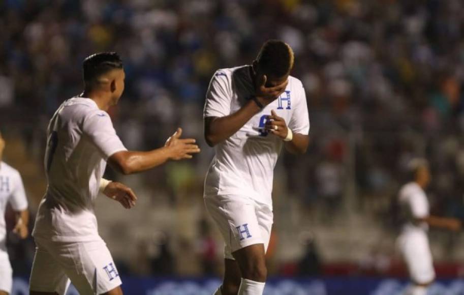 Jorge Benguché también debutó en la Selección de Honduras y lo hizo marcando un doblete. Acá celebrando su primer gol, rompió a llorar de emoción.