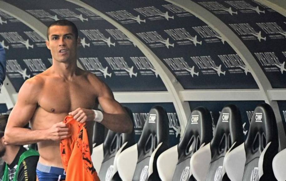 Cristiano Ronaldo entró de cambio en el segundo tiempo y dejó ver su musculatura.