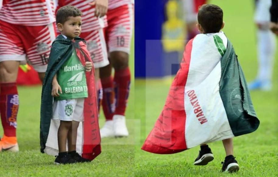Un pequeño aficionado verdolaga con la bandera del Marathón previo al partido.