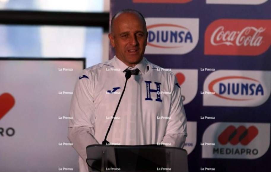 Fabián Coito dando sus primeras palabras como entrenador de Honduras.