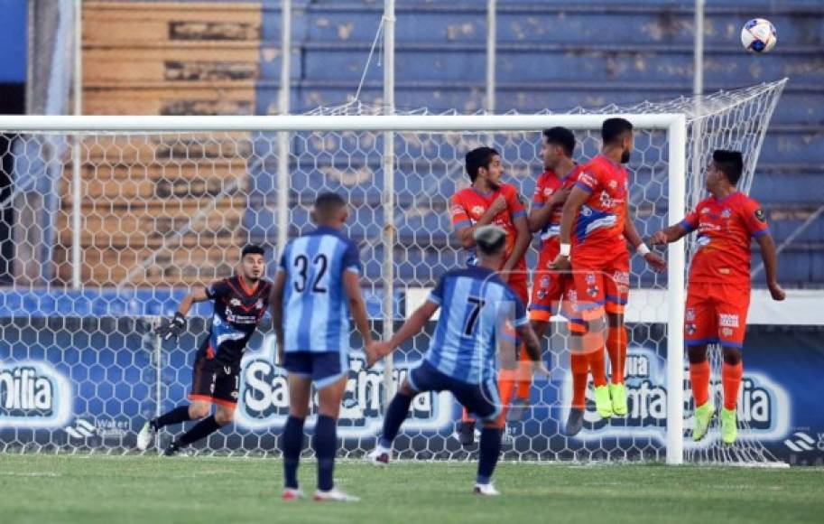 Un tiro libre de Kevin Maradiaga que se marchó a un lado del arco de Celio Valladares.