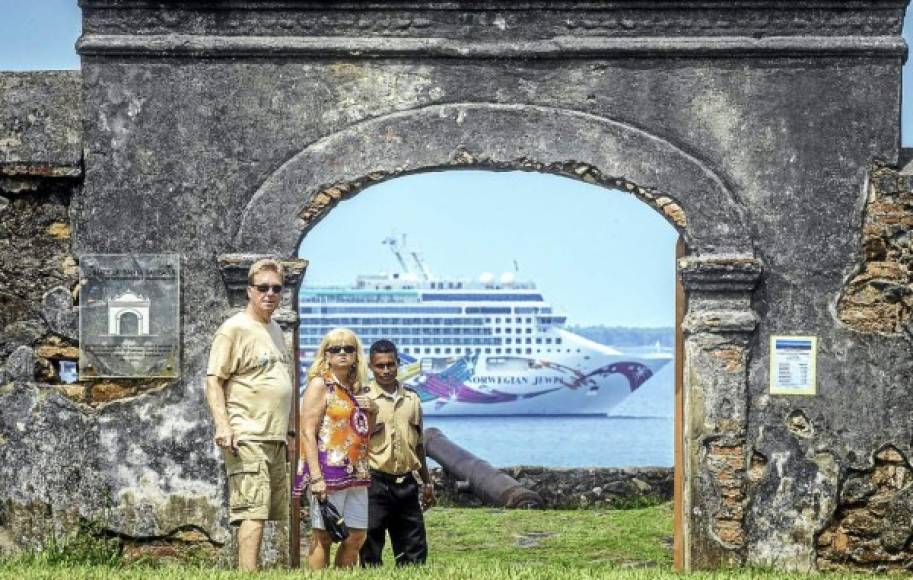 La fortaleza de Santa Bárbara fue la favorita para turistas nacionales y extranjeros. De fondo el crucero la Joya de Noruega enmarca la estampa.