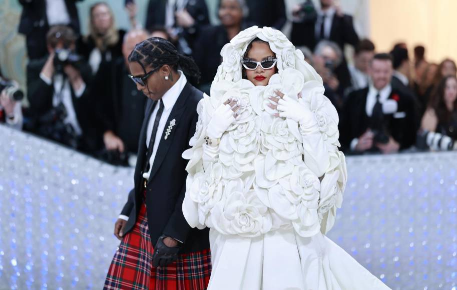 La cantante Rihanna, quien se coronó (una vez más) como la reina de la MET Gala lució un vestido de Valentino con una capa de camelias. 