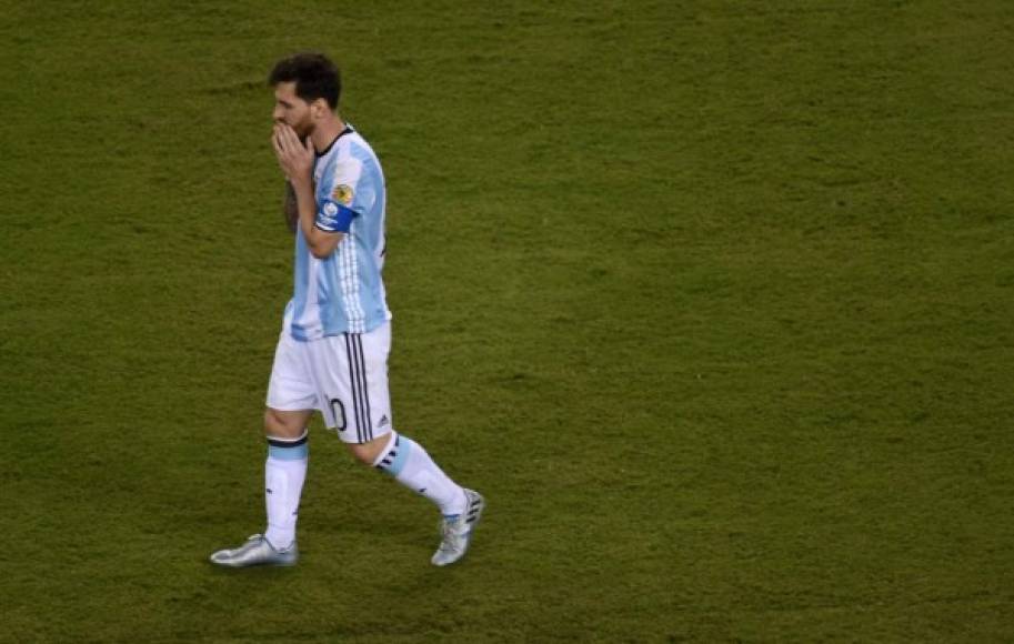 En las redes sociales miles de argentinos le han pedido a Messi que no se vaya.