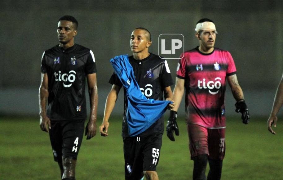 Jugadores del Honduras Progreso se retiran con rostros tristes por no poder ganar ante Olancho FC.