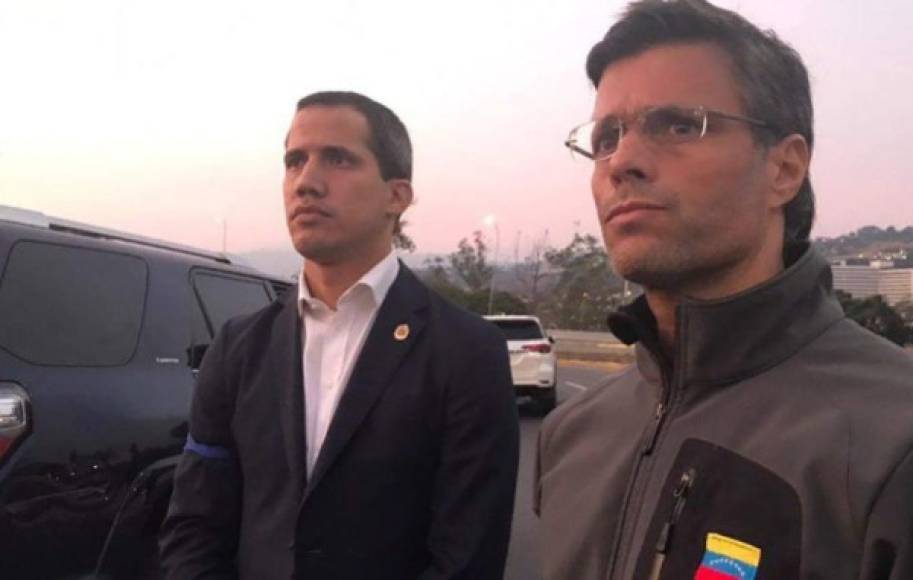 “Están huyendo entre embajada y embajada”, dijo Maduro luego del golpe fallido en referencia a Leopoldo López, a quien no mencionó directamente y a Guaidó, cuyo paradero es desconocido.