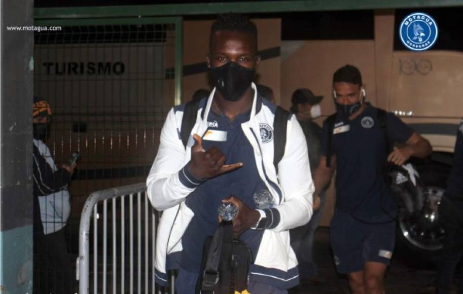 Román Rubilio Castillo saludando a la llegada del Motagua al estadio Nacional.