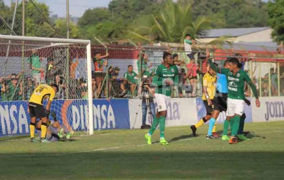 El delantero colombiano Yustin Arboleda anotó por la vía penal lo que era el 1-1 en el derbi sampedrano.
