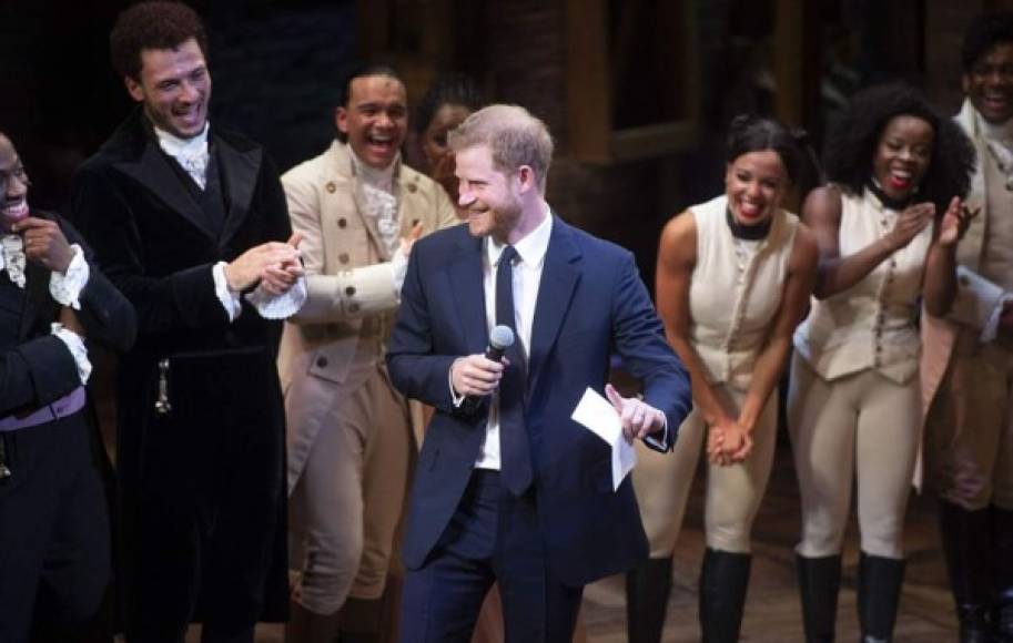 Durante el evento el príncipe sorprendió al cantar con los actores.<br/><br/>Tras subir al escenario para agradecer el trabajo del elenco y de todo el equipo, Harry tomó el micrófono y empezó las primeras palabras de la canción 'You'll Be Back' (Volveràs), asumiendo así el rol del monarca Jorge III, su sexto bisabuelo, y uno de los personajes de la obra.