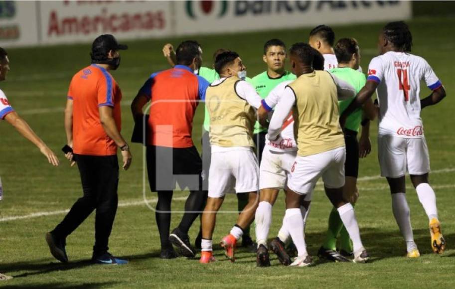 El árbitro solo observaba las reacciones de los jugadores del Olimpia.