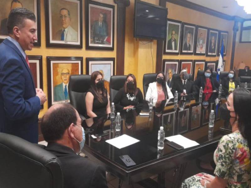 El presidente de la Corte Suprema, Rolando Argueta, con los miembros del Comité de Ética y Probidad.