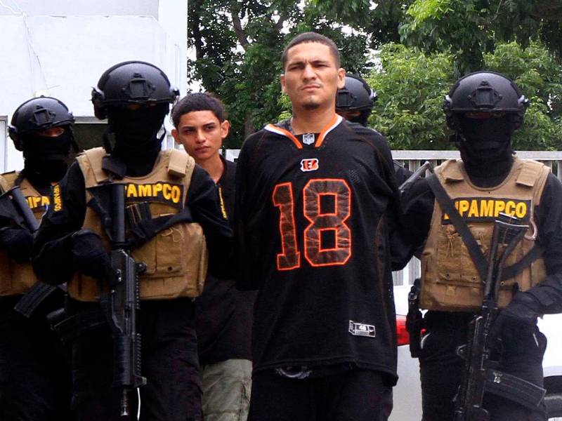 <b><span class=mln_uppercase_mln>Detenidos.</span></b> A pesar de las capturas no hay acusaciones por el crimen; a la derecha, los cinco capturados ayer, de los que uno es señalado por la masacre.