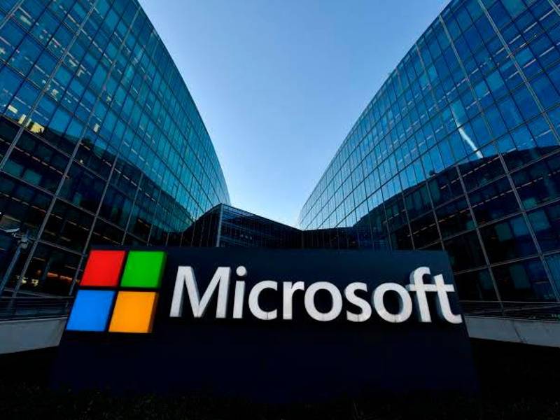 Entre las restricciones, Microsoft se compromete a impedir que sus modelos ayuden a fabricar armas, facilitar la adquisición de sustancias peligrosas o promover conductas alimentarias poco saludables.