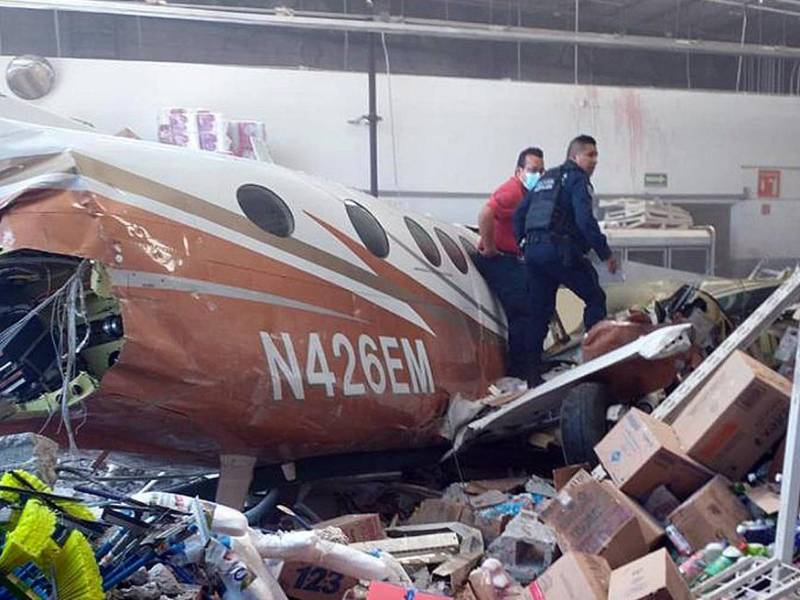 Personal de emergencias se movilizó de inmediato para restar a las personas atrapadas tras el insólito accidente.