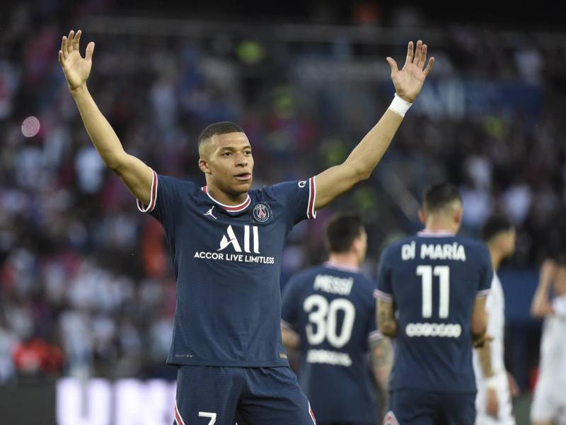 Video: Mbappé celebra su renovación con el PSG con un hat-trick