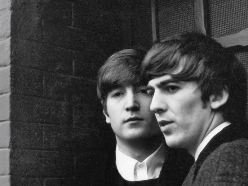 Fotografía cedida por MPL Archive LLP a través del Museo de Brooklyn donde aparece el cantante John Lennon y George Harrison en una instantánea tomada por Paul McCartney en enero de 1964 en París (Francia).