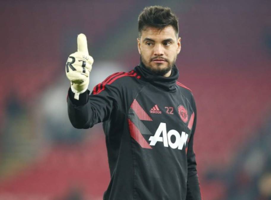 Sergio Romero quiere abandonar el Manchester United. Según informaciones desde Inglaterra, el portero argentino ya habría decidido dejar el conjunto de los red devils tras estar estos últimos años a la sombra de David De Gea.<br/> <br/>Romero ya les habría comunicado sus intenciones a los máximos mandatarios del club. Everton y Leeds United ya habrían preguntado por él, aunque no se aseguraría el puesto de titular.