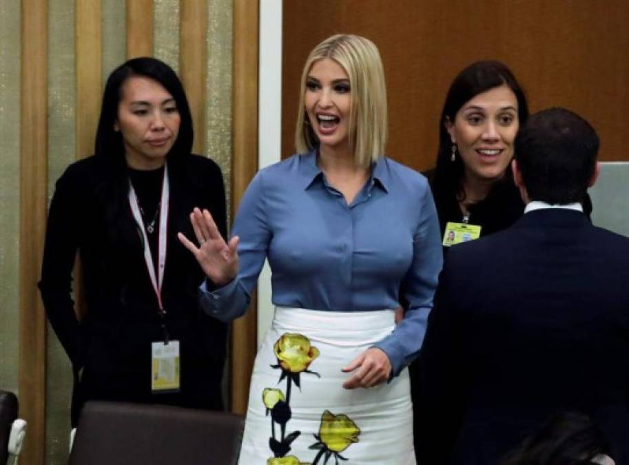 Ivanka, de 37 años, pareció no percatarse de su error de vestuario y saludó alegremente a los líderes que asistieron a la conferencia.