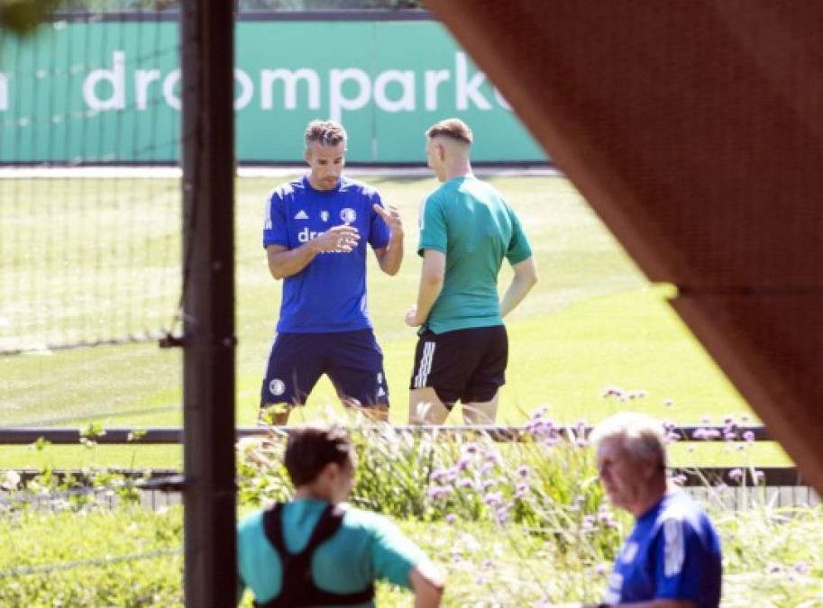 Robin Van Persie regresa a la que fue su casa. El exdelantero neerlandés vuelve a la ciudad de Róterdam para unirse al Feyenoord para trabajar codo con codo con el actual técnico del equipo, Dick Advocaat, aunque la función del exjugador será la de entrenador de delanteros. Y ya ha empezado su trabajo.