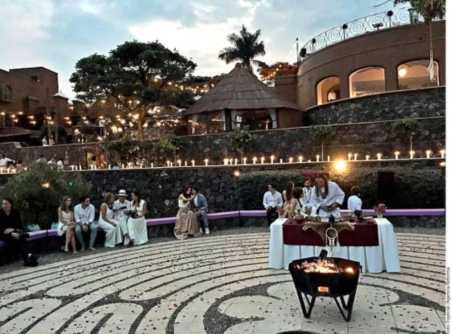 Rodeados de naturaleza y espiritualidad, la pareja celebró su enlace durante tres días (comenzando el viernes), en los que realizaron sesiones de yoga y meditación, así como una fiesta sin alcohol y con festín vegetariano.