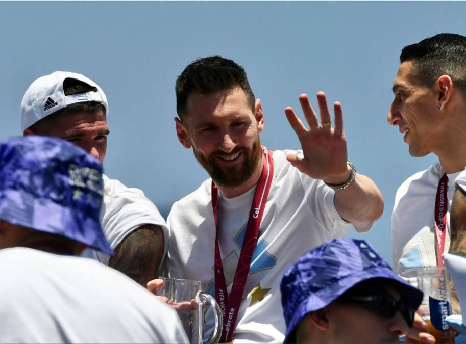 Lionel Messi saludando a los aficionados argentinos que están por las calles de Buenos Aires.